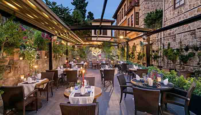 Antalya'daki restoran, kafe ve eğlence mekanları zorda
