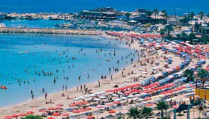 Güney Kıbrıs 1 Mayıs'ta İngiliz turistleri kabul etmeye başlayacak