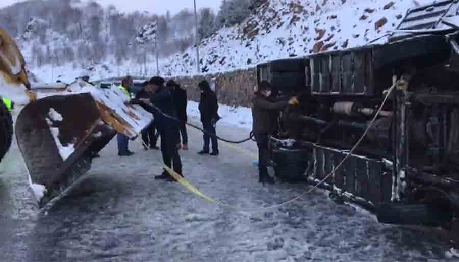 Kayseri'de tur midibüsü kazası, 25 yaralı
