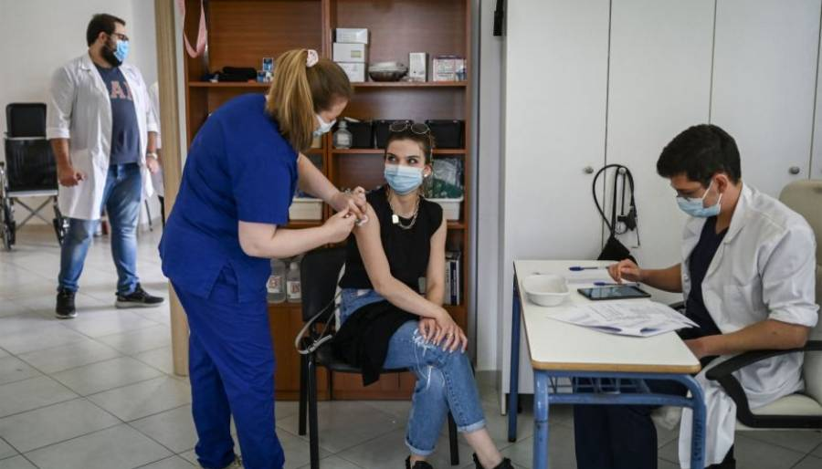 Yunanistan aşı olan gençlere 150 euro hediye çeki veriyor