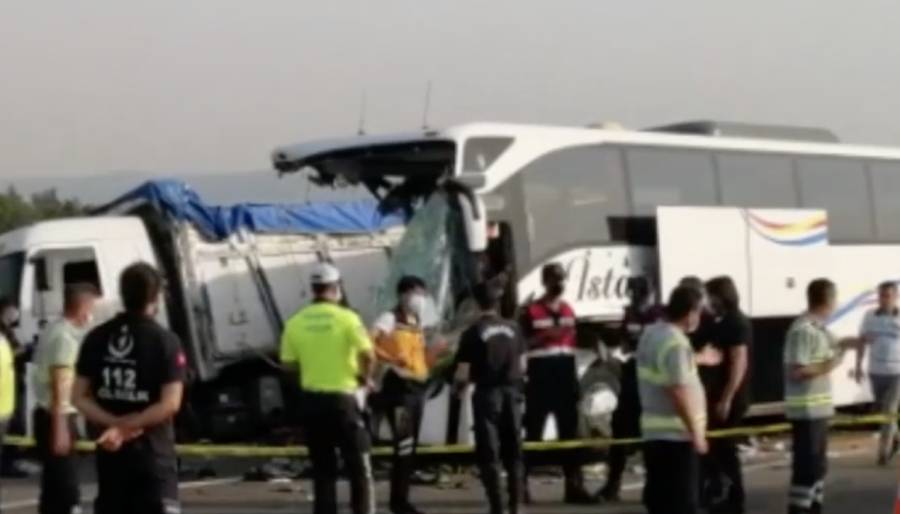 Yolcu otobüsü ile TIR çarpıştı, 9 ölü 37 yaralı