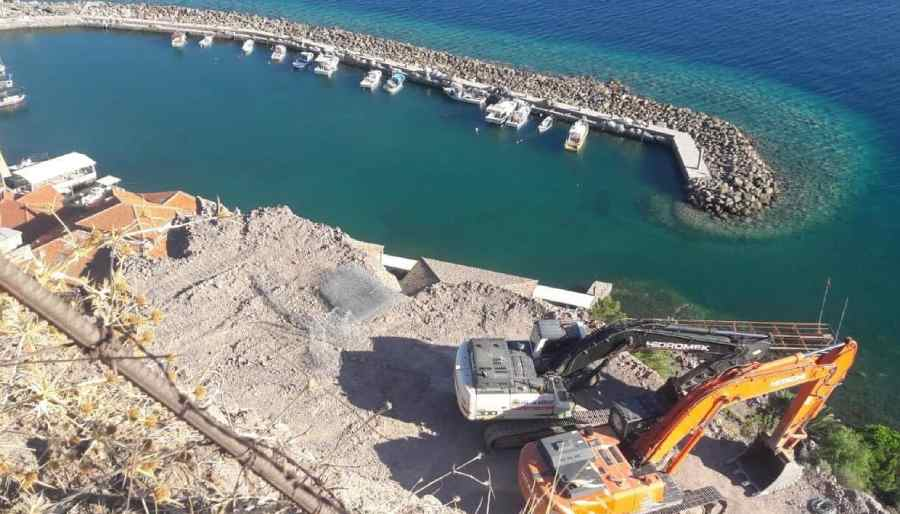 Assos Antik Kenti Limanı adeta taş ocağına döndü