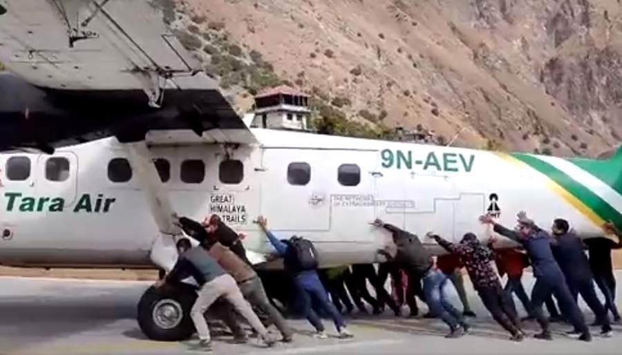 Nepal’de yolcular aşağı inip uçağı itti
