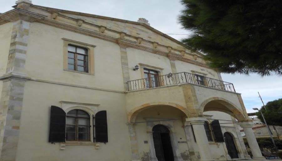 Foça’daki 200 yıllık belediye binası otel olacak