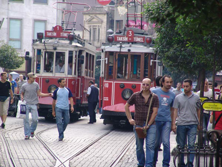 İstanbul'da turizmin kalbi Taksim'e 'tek sıra yürü eziyeti' mi gelecek?