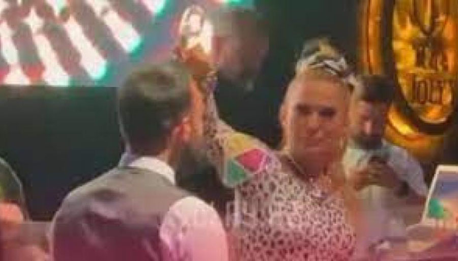 Demet Akalın’ın başına şampanya döktüğü garsondan açıklama