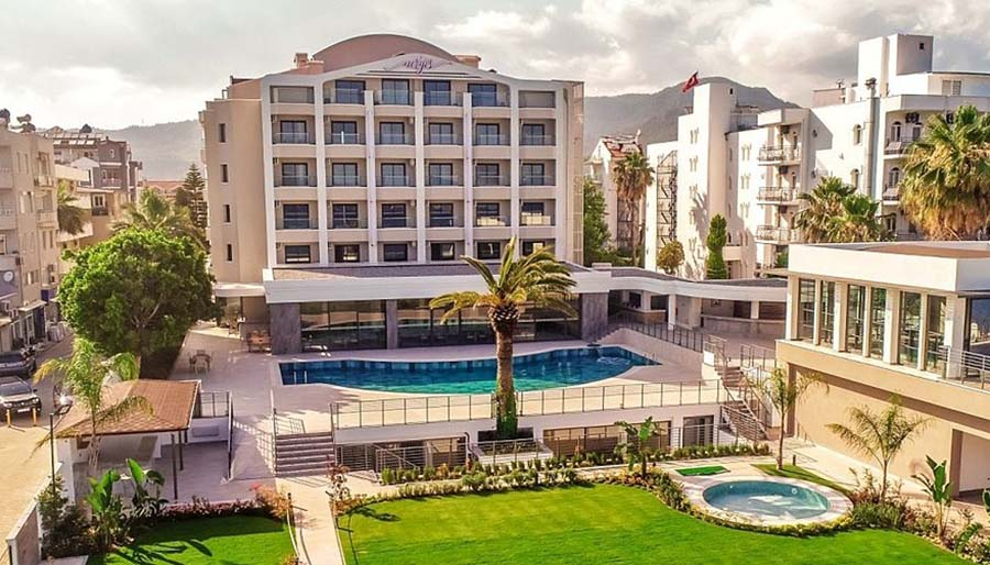 Yeni başkan eski başkanın 34 yıllık otelini mühürletti