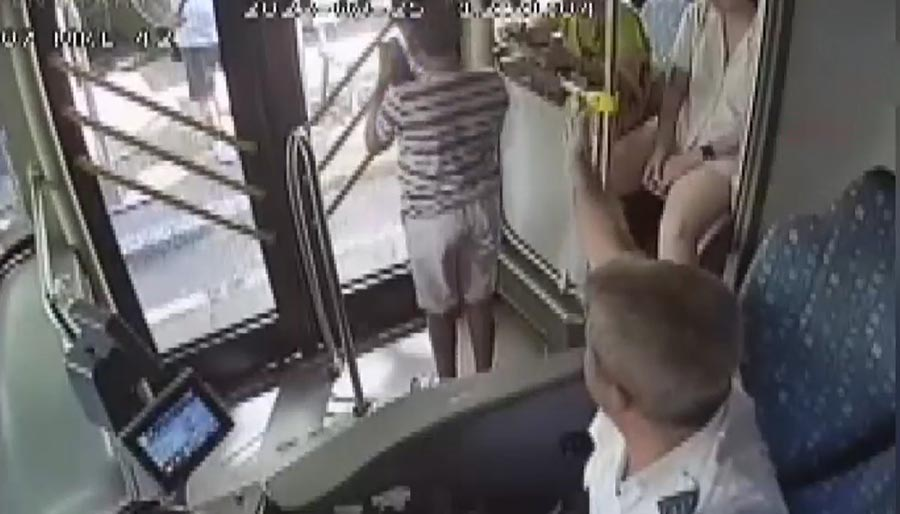 Antalya’da turist aile çocuklarını otobüste unuttu