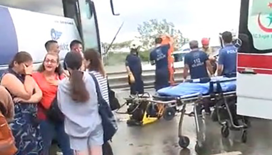 İstanbul’da yolcu otobüsü zincirleme kazaya karıştı
