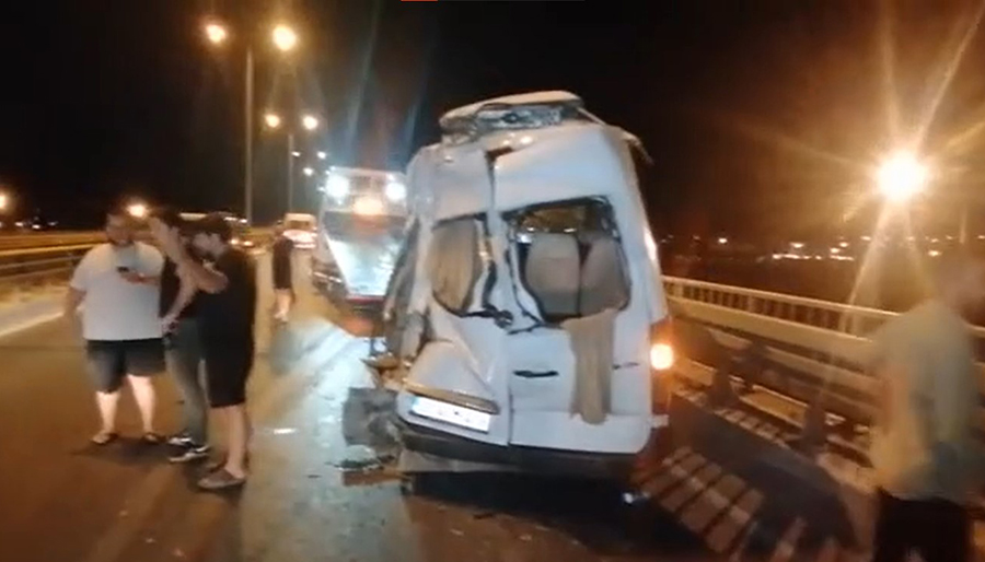 Lastiği patlayan tur minibüsüne kamyonet çarptı