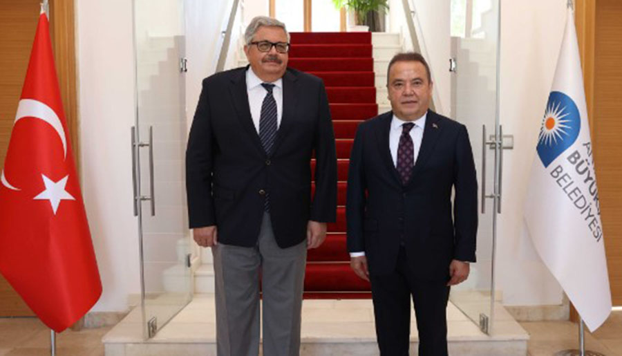Muhittin Böcek: Antalya’da yaşayan binlerce Rus turist var