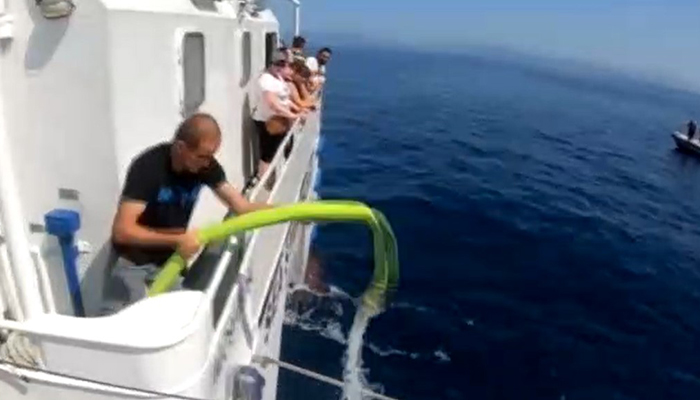 Kuşadası’nda su alan yolcu gemisi kurtarıldı