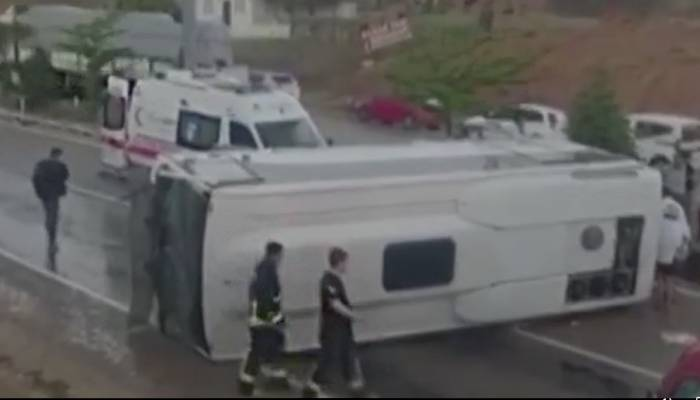 Antalya’da tur midibüsü kazası, biri ağır 22 yaralı
