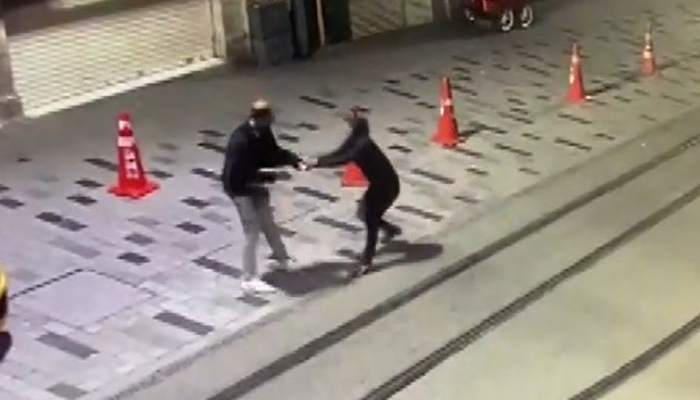 İngiliz turisti 7 yerinden bıçaklayarak gasp ettiler
