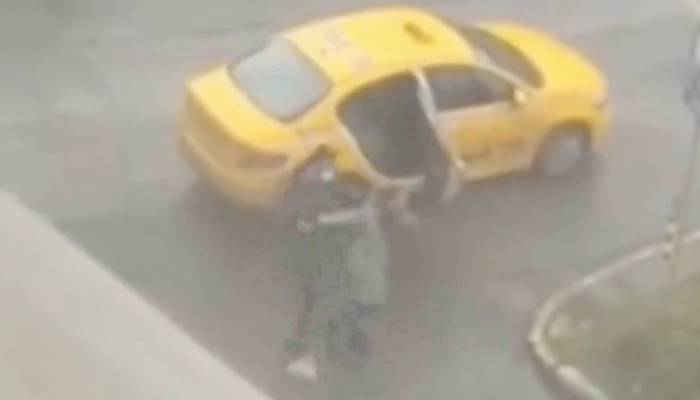 Taksi şoförü yabancı müşterisini darp etti