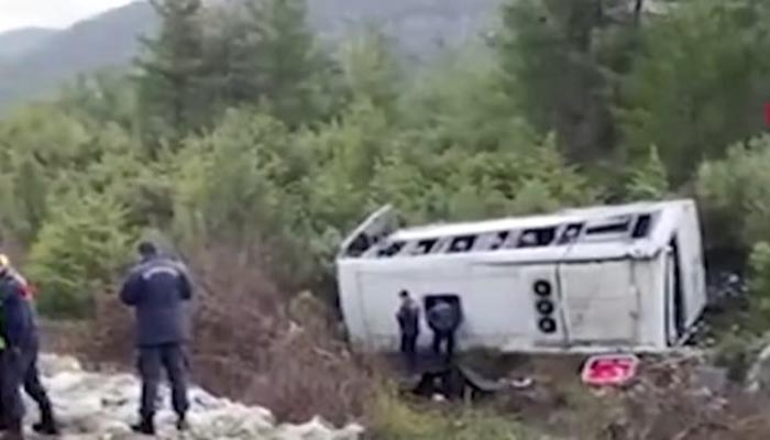 Antalya’da ABD’li turistleri taşıyan midibüs şarampole devrildi