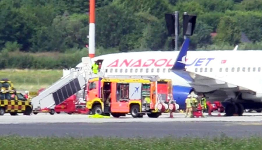 AnadoluJet uçağı acil iniş yaptı
