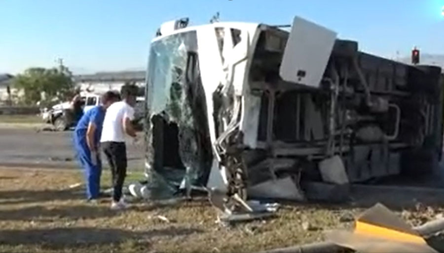 Antalya’da otel servisi kamyonetle çapıştı