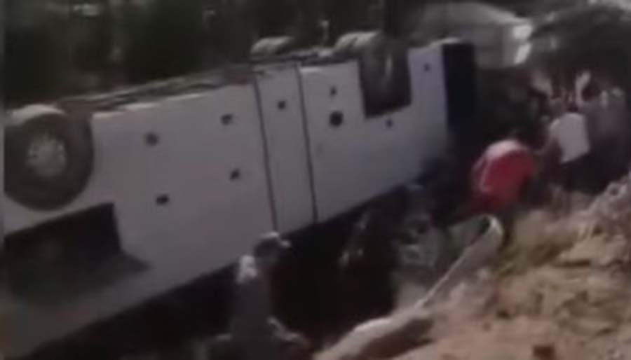 Tur otobüsü şarampole devrildi, 3'ü ağır 17 turist yaralı