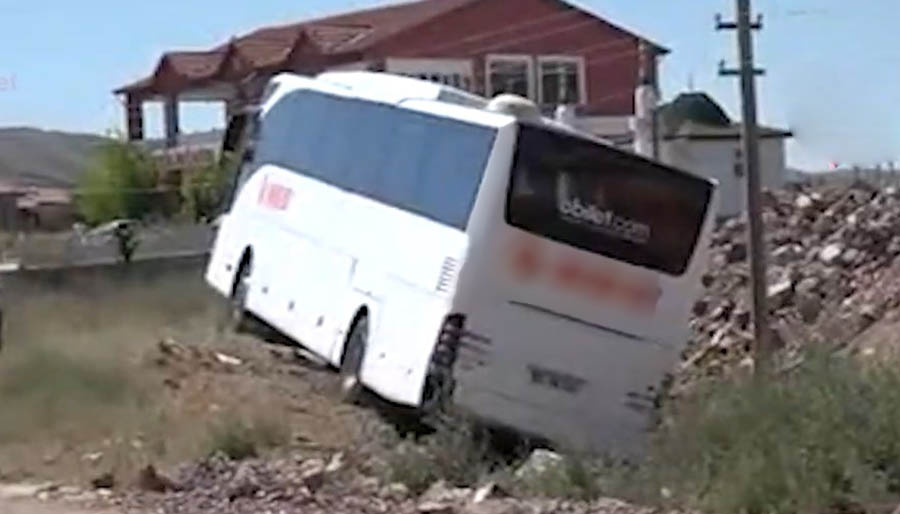 Yolcu otobüsü şarampole düştü, 8 yaralı