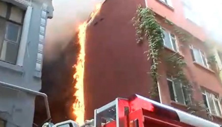 Beyoğlu’ndaki 5 katlı otelde yangın