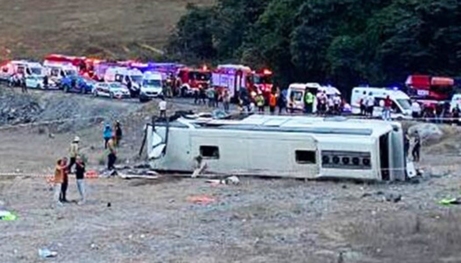 Frenleri patlayan İstanbul Havalimanı servisi şarampole devrildi, 29 yaralı