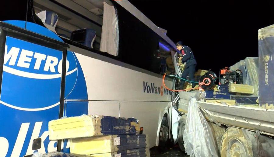 İstanbul’da yolcu otobüsü ile TIR çarpıştı, ölü ve yaralılar var
