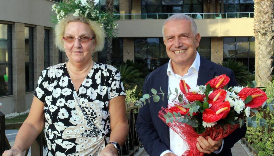 9 yılda 1071 gün konakladığı Aska Lara'nın kraliçesi seçildi