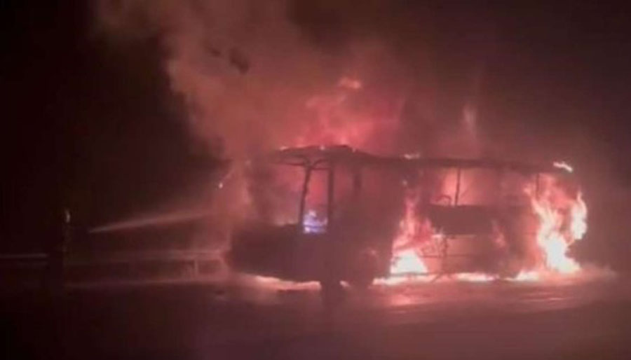 Antalya’da seyir halindeki yolcu otobüsü alev alev yandı