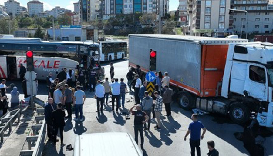 Tekirdağ’da yolcu otobüsü ile TIR çarpıştı, 3 yaralı