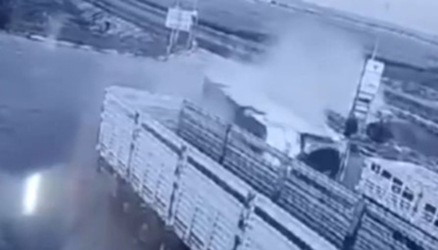 Şanlıurfa’da otomobille çarpışan yolcu otobüsü akaryakıt istasyonuna devrildi