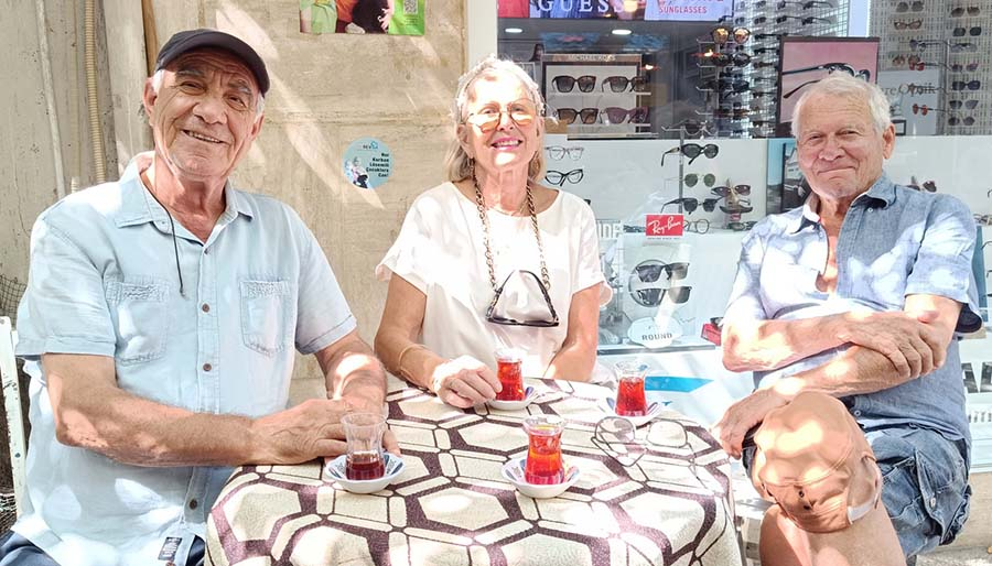 1980’de Foça’yı Norveç’e açtı, şimdi turist olarak geldi