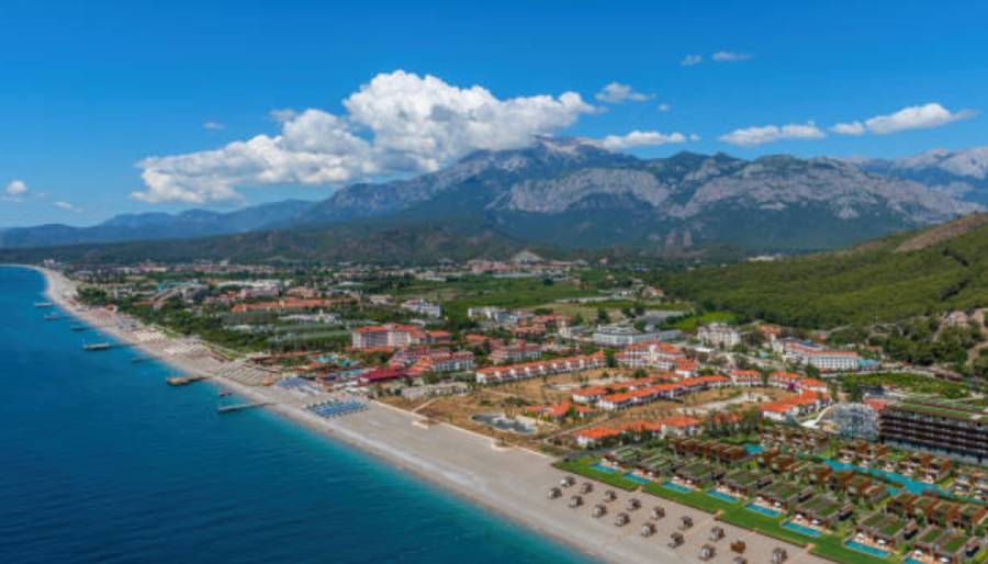 Kemer'in nüfusu bayramla 4 katına çıktı