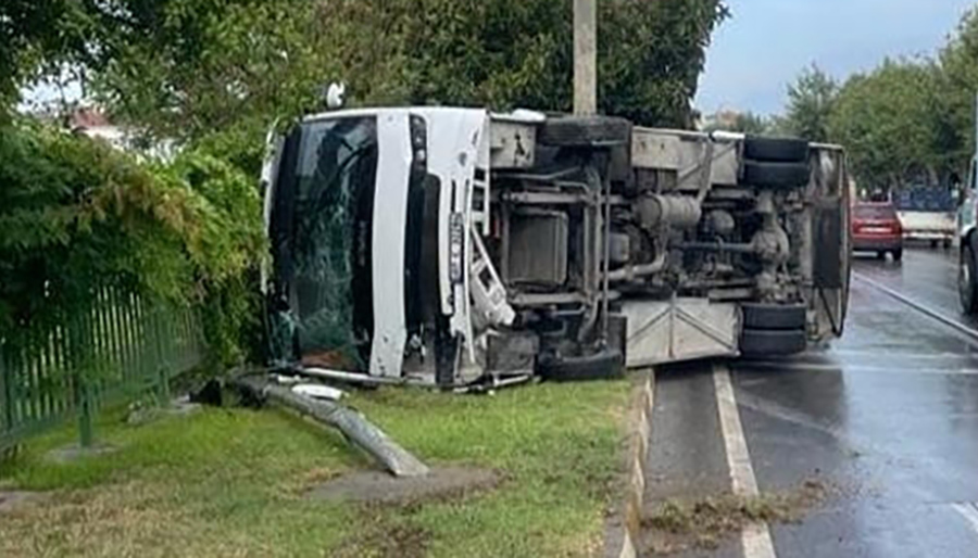 Antalya’da otel personelini taşıyan servis minibüsü devrildi: 15 yaralı
