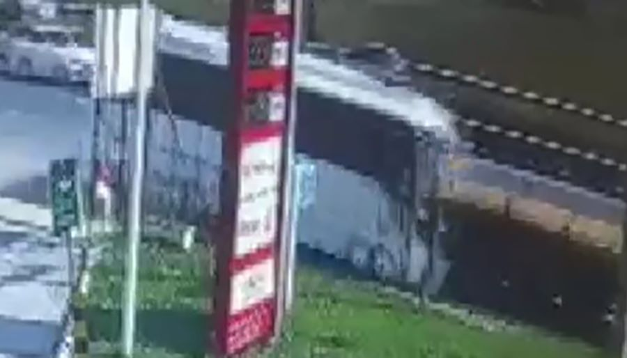 Rus turistleri taşıyan tur otobüsü TIR’a çarptı, 1 ölü 5 yaralı