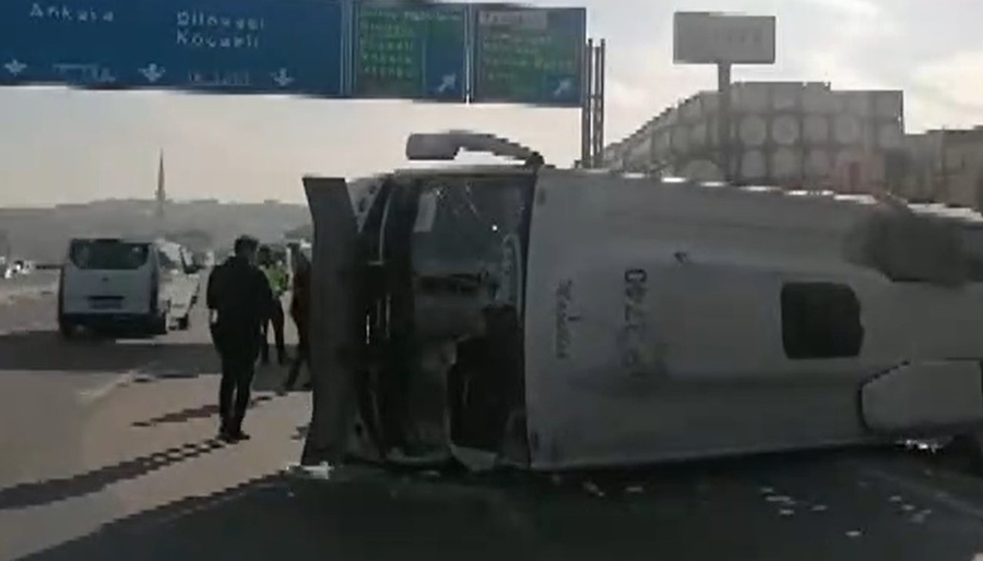 Servis minibüsü TIR’a çarptı, 13 yaralı