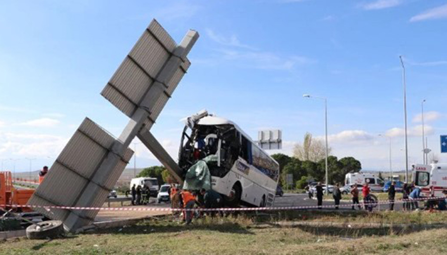 Denizli’de tur otobüsü ile otomobil çarpıştı, ölü ve yaralılar var
