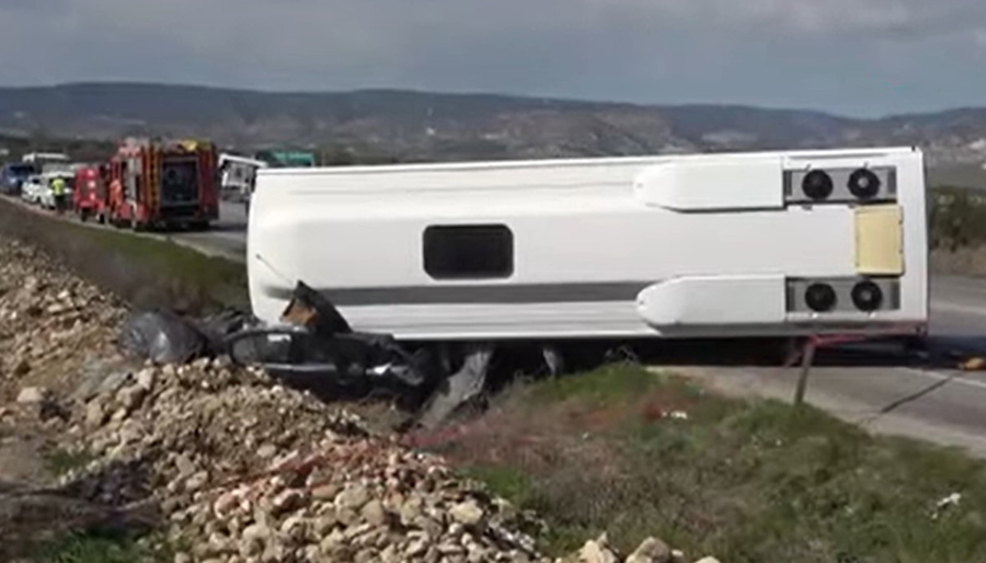 Tur minibüsü ile otomobil çapıştı, 1 ölü 24 yaralı