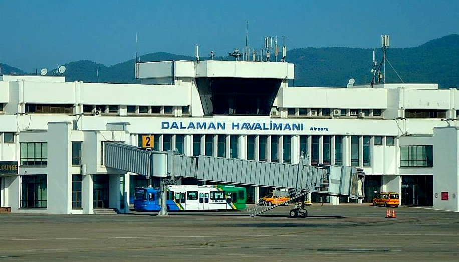 Dalaman Havalimanında iki su iki çikolataya 300 lira ödedi
