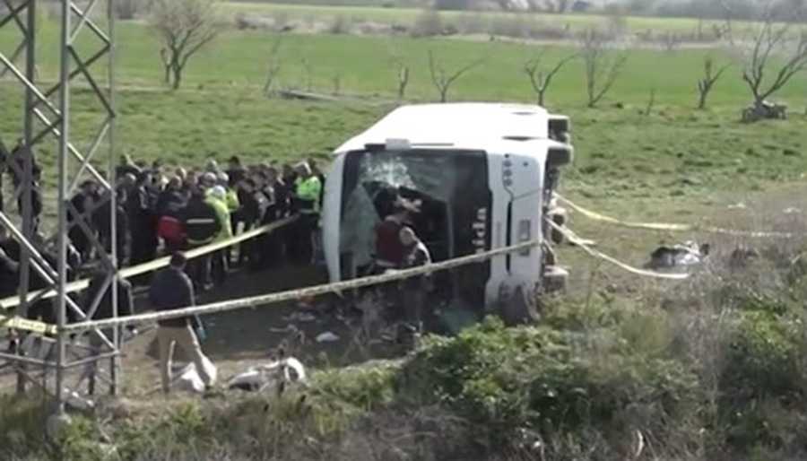 Servis minibüsü şarampole yuvarlandı, çok sayıda ölü ve yaralı var