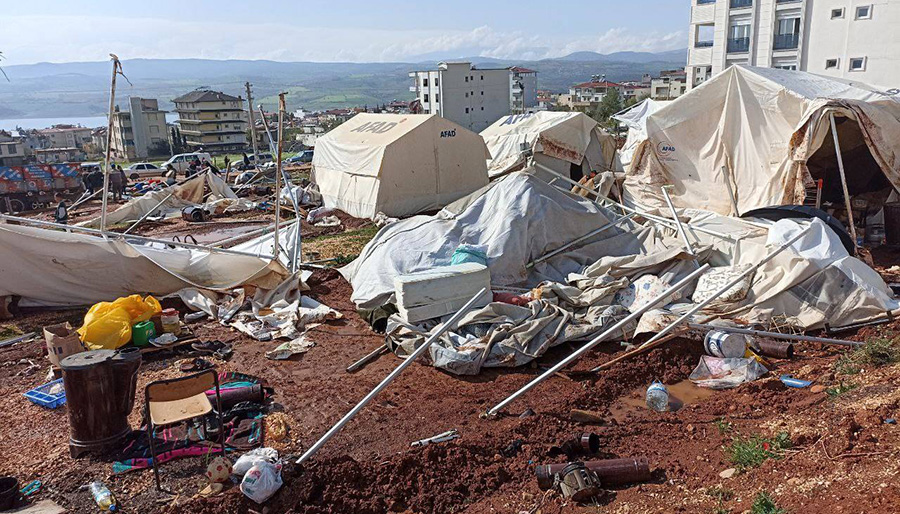 Kahramanmaraş’ta fırtına çadır kentleri vurdu, ölü ve yaralılar var