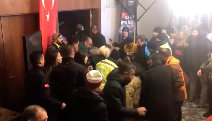 Sarıkamış’ta otelin tavanı çöktü,  yaralılar var