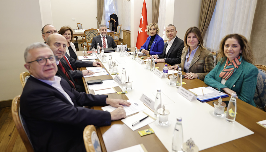 Nureddin Nebati turizmcilerle bir araya geldi