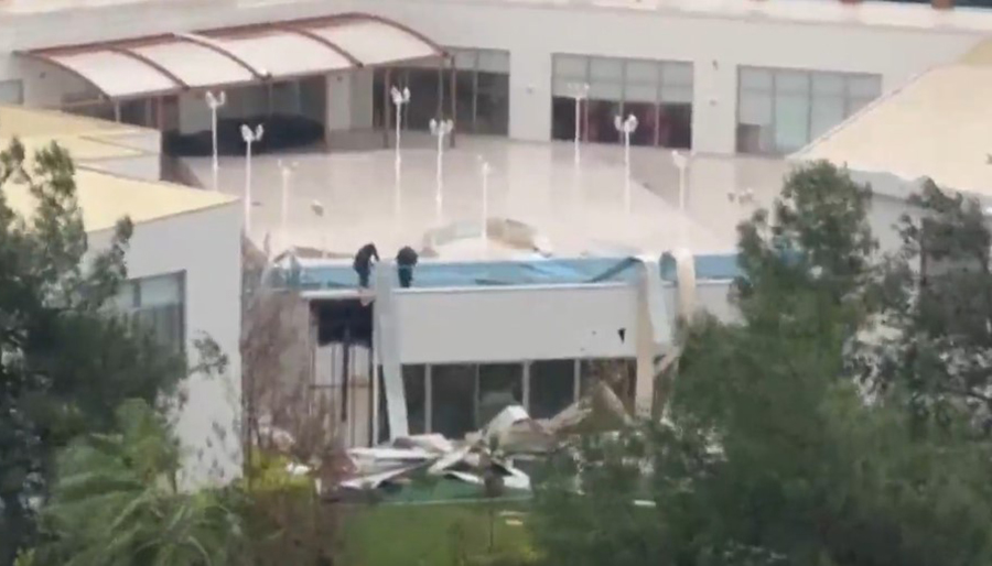 Antalya’da fırtına otelin çatı kaplamasını uçurdu