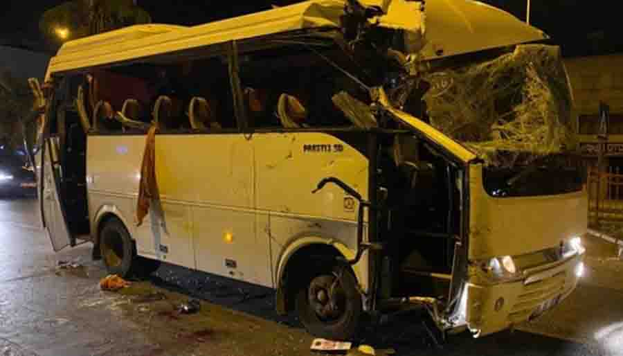 Tur otobüsü park halindeki araçlara çaptı, 1 ölü 1 yaralı