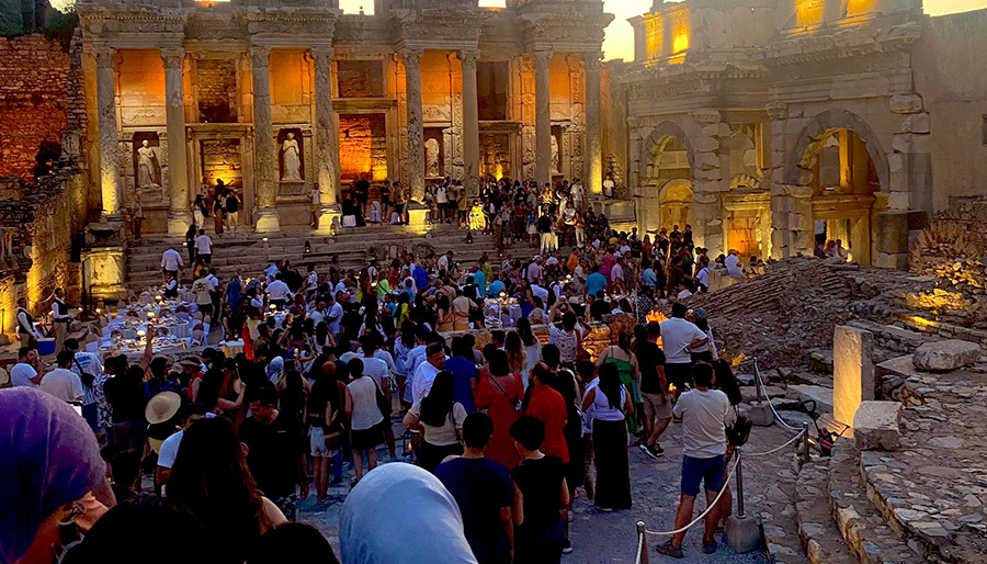 Efes Antik Kenti’nde kruvaziyer yolcularına verilen yemeğe tepki