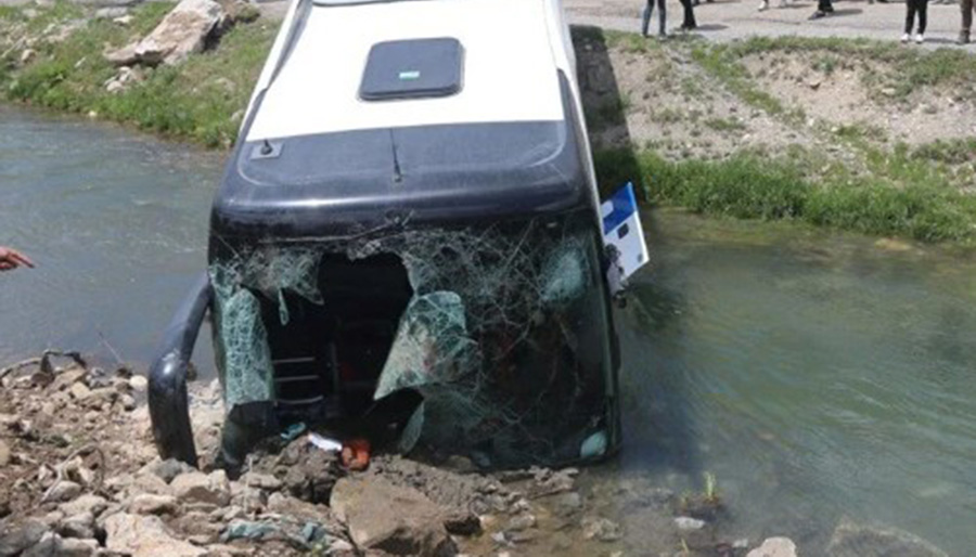 Yolcu otobüsü dereye uçtu, 7 yaralı