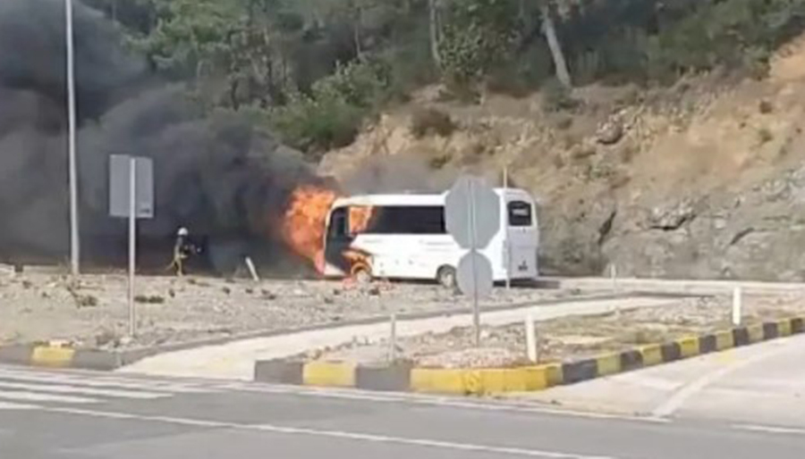 Antalya’da otel personelini taşıyan servis otobüsünde yangın