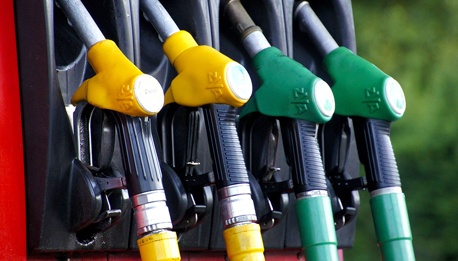 Motorine ve benzine yeni indirim yolda