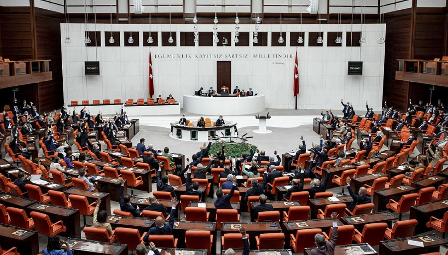 Rehberlik yasasındaki değişiklik askıya alındı